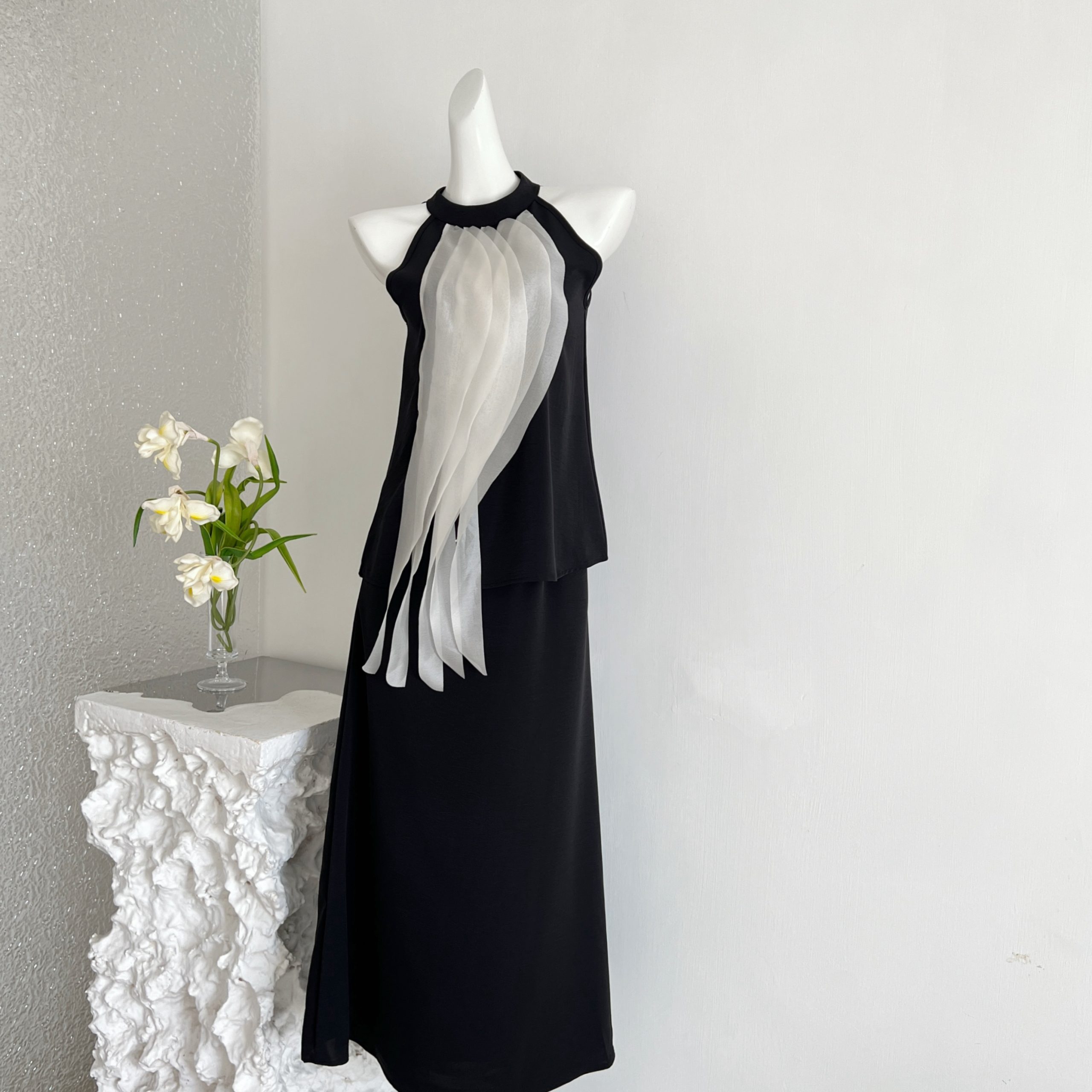 1783769852527_4YMKWo.jpg Li's Black and White Prelude Design Strapless Hanging Neck Ribbon Contrast Top Fish Tail Skirt Suit Set