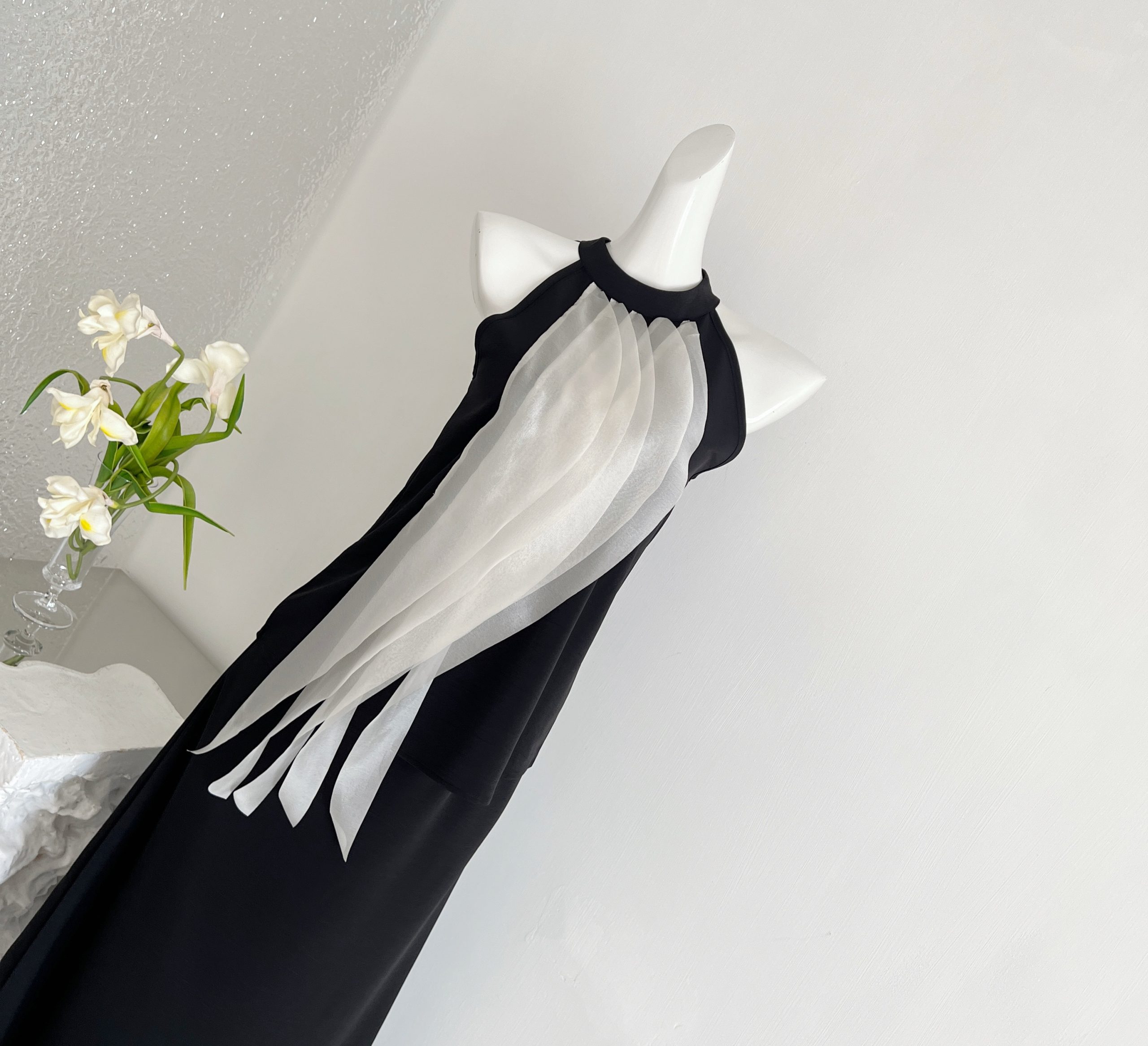 1783769854211_PUfJpw.jpg Li's Black and White Prelude Design Strapless Hanging Neck Ribbon Contrast Top Fish Tail Skirt Suit Set