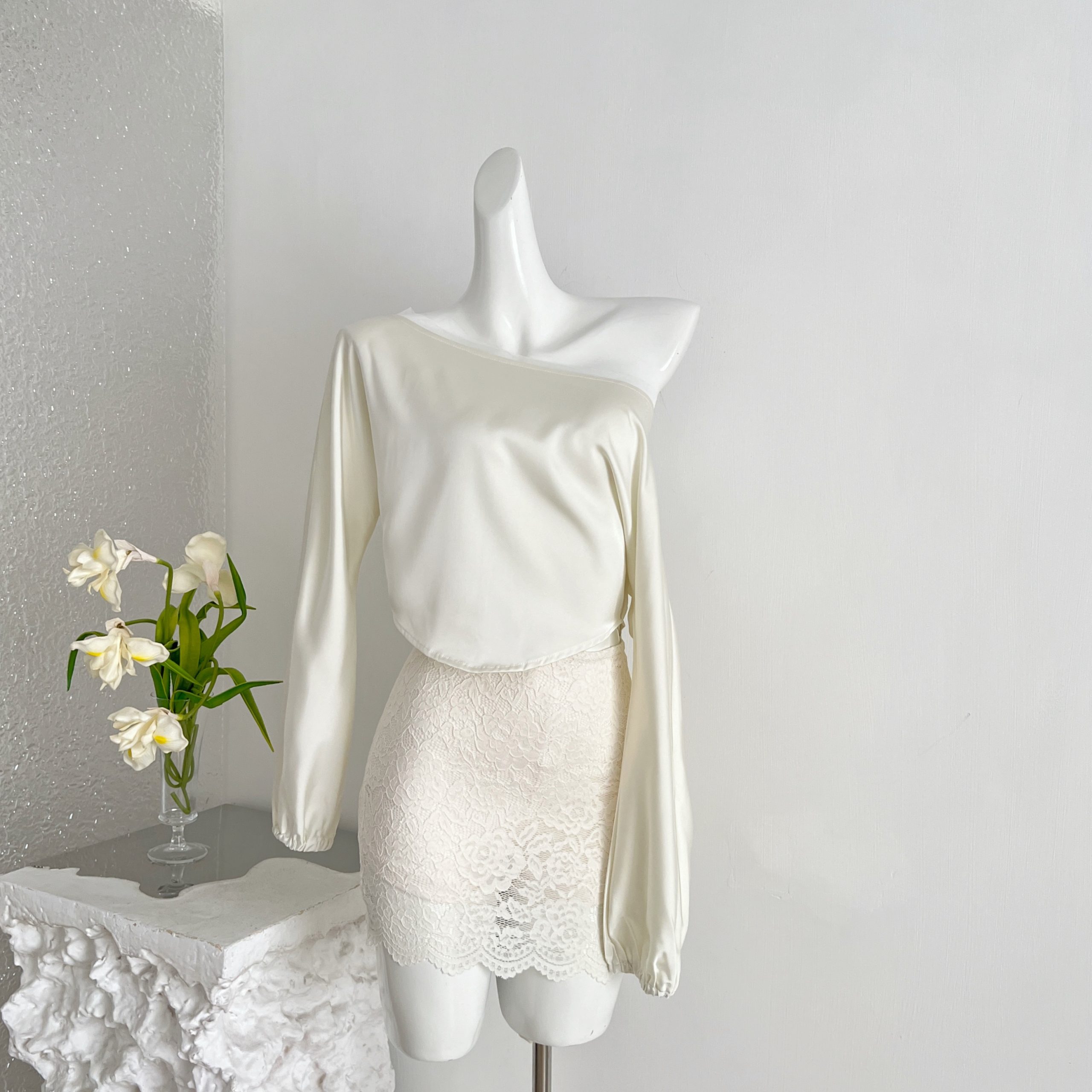 1784716746810_KgiDHC.jpg Kubiliv White Love Letter Custom Satin One-Shoulder Top Heavy Lace Skirt Luxury Suit Set