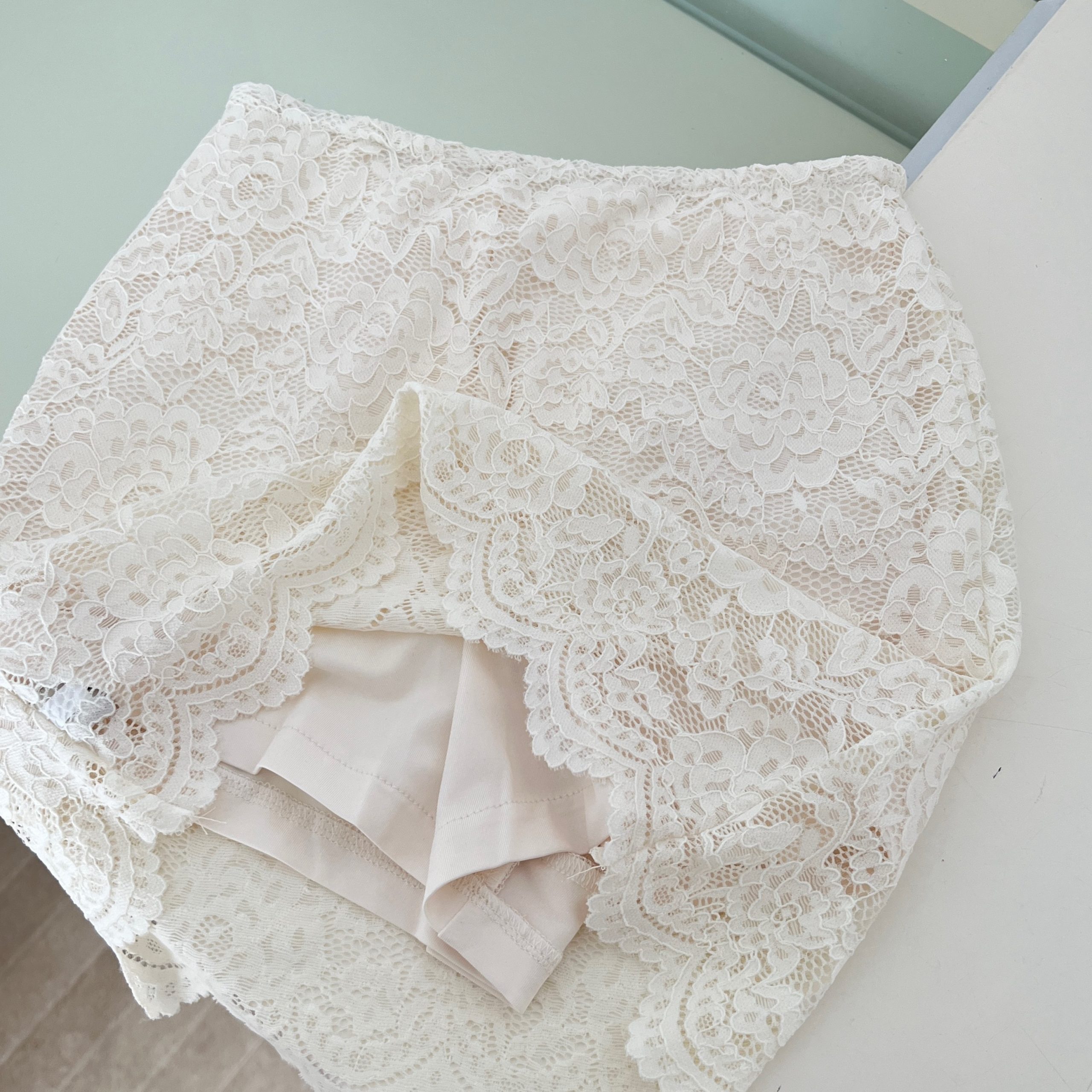 1784716751092_WgOPhD.jpg Kubiliv White Love Letter Custom Satin One-Shoulder Top Heavy Lace Skirt Luxury Suit Set